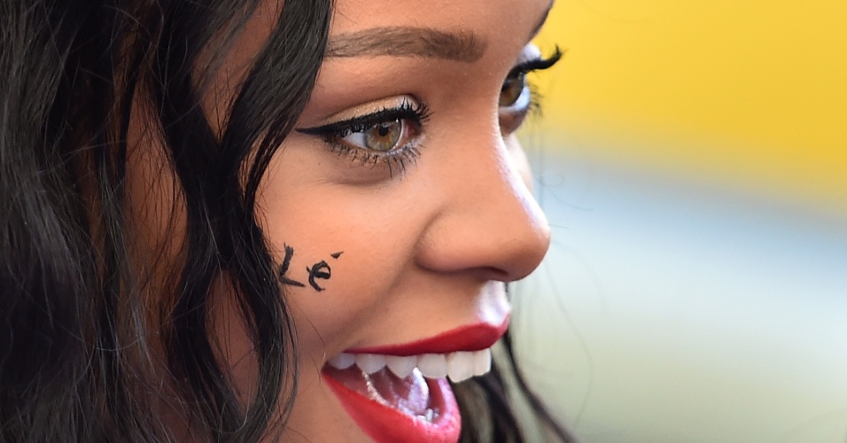 Rihanna acompanha final do Mundial de futebol dentro do Maracanã