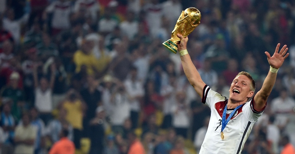 Schweinsteiger comemora título com a taça no Maracanã