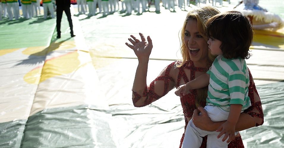 Shakira carrega o filho Milan no colo após cantar na cerimônia de encerramento da Copa, no Maracanã
