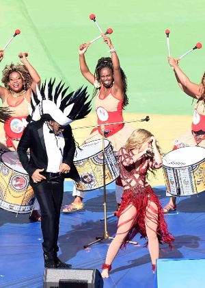 Shakira dança ao lado de Carlinhos Brown no encerramento da Copa