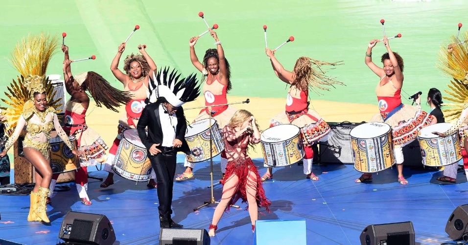 Shakira e Carlinhos Brown se apresentam na cerimônia de encerramento da Copa do Mundo, no Maracanã