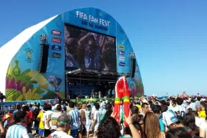 Telo em Fan Fest de Copacabana j est pronto para transmitir a final da Copa do Mundo - Vincius Castro/UOL