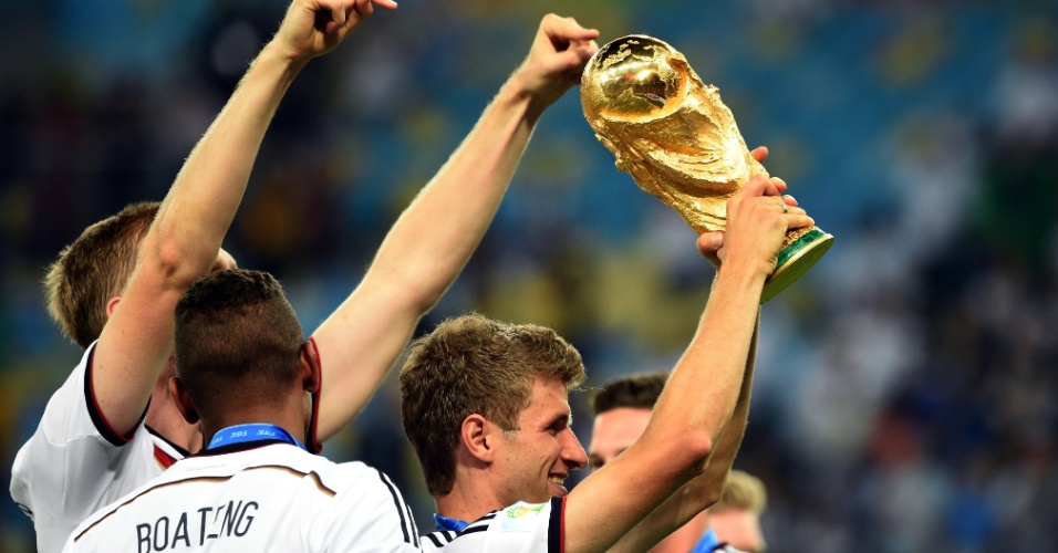 Thomas Müller ergue a taça de campeão do mundo no Maracanã