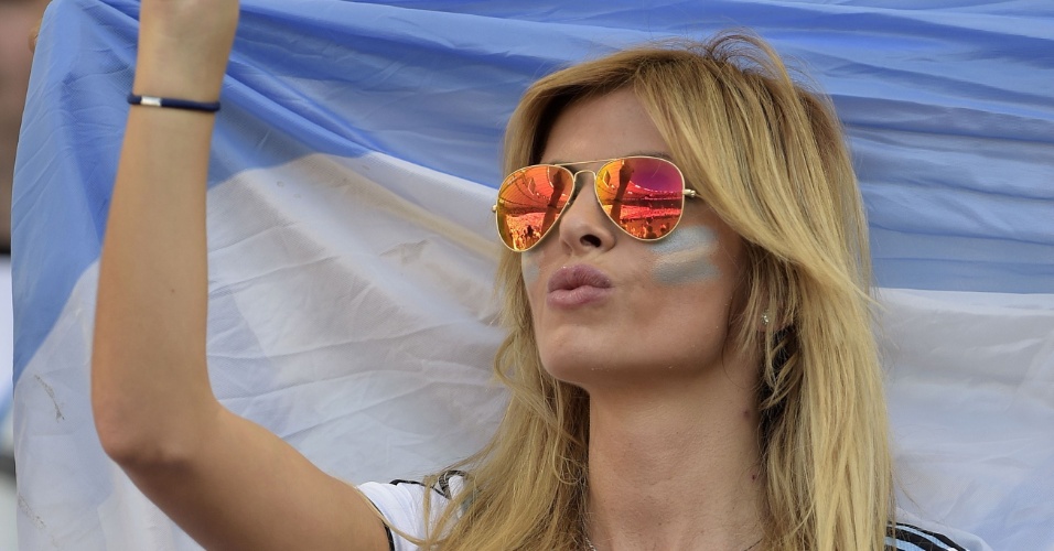 Torcedora argentina entra no clima da final na arquibancada do Maracanã