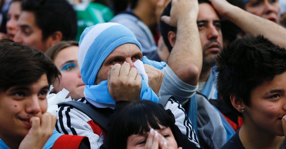 Torcedores incrédulos em Buenos Aires com o gol de Götze