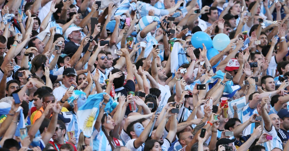 Torcida argentina faz festa durante o primeiro tempo da final contra a Alemanha