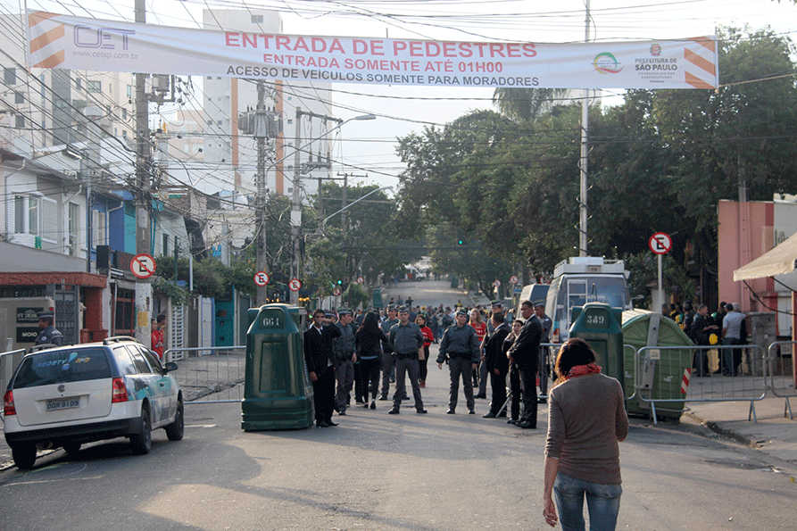 Uma dos sete bloqueios de entrada no perímetro de festa da Vila Madalena, que teve um efetivo de 400 policias durante o horário do jogo