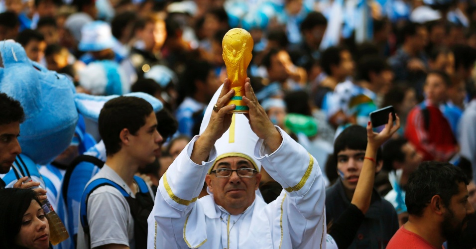 Vestido de papa, torcedor da Argentina levanta taça da Copa em Buenos Aires