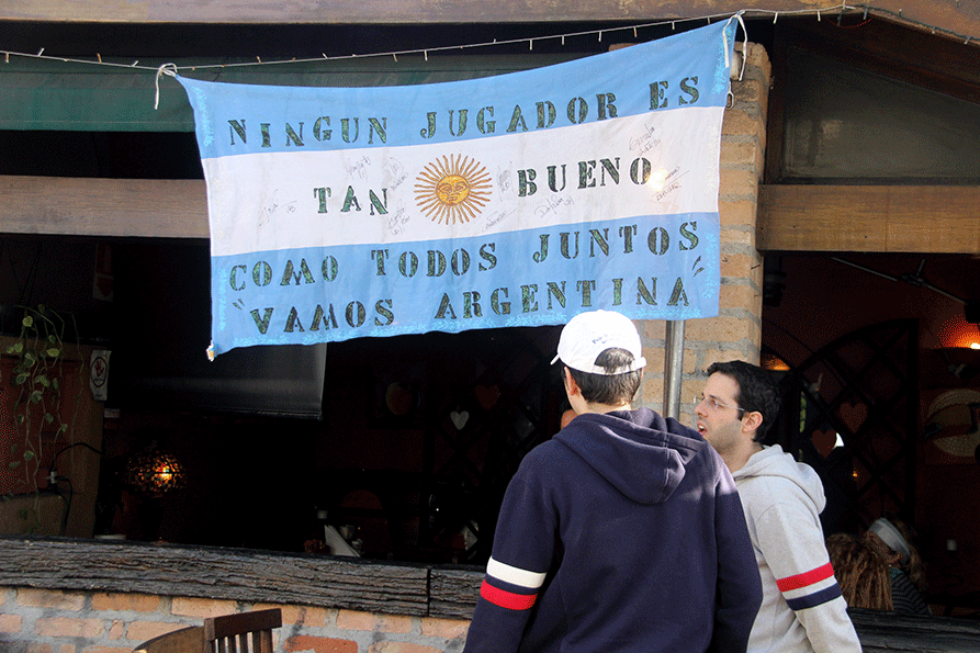 13.jul.2014 - Bandeira da Argentina foi colocada por torcedores na Vila Madalena, bairro boêmio de São Paulo