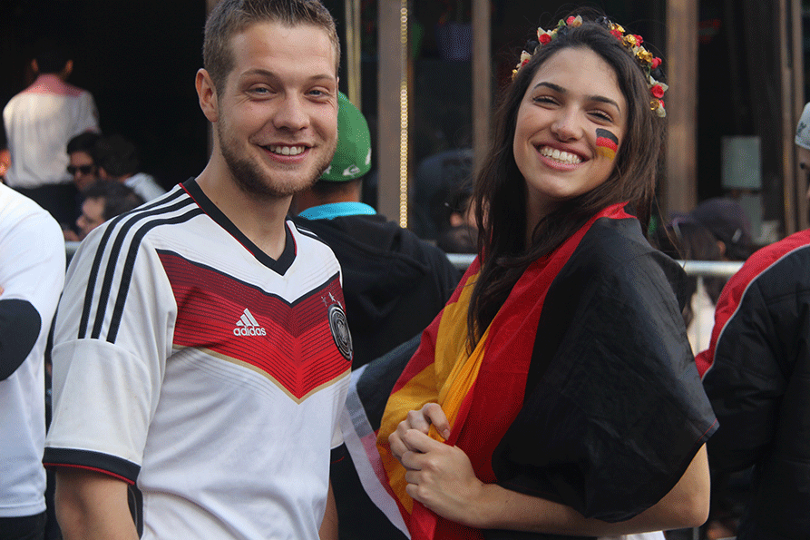13.jul.2014 - Camisas e adereços com as cores da bandeira da Alemanha fizeram parte do visual escolhido por muitos torcedores na Vila Madalena
