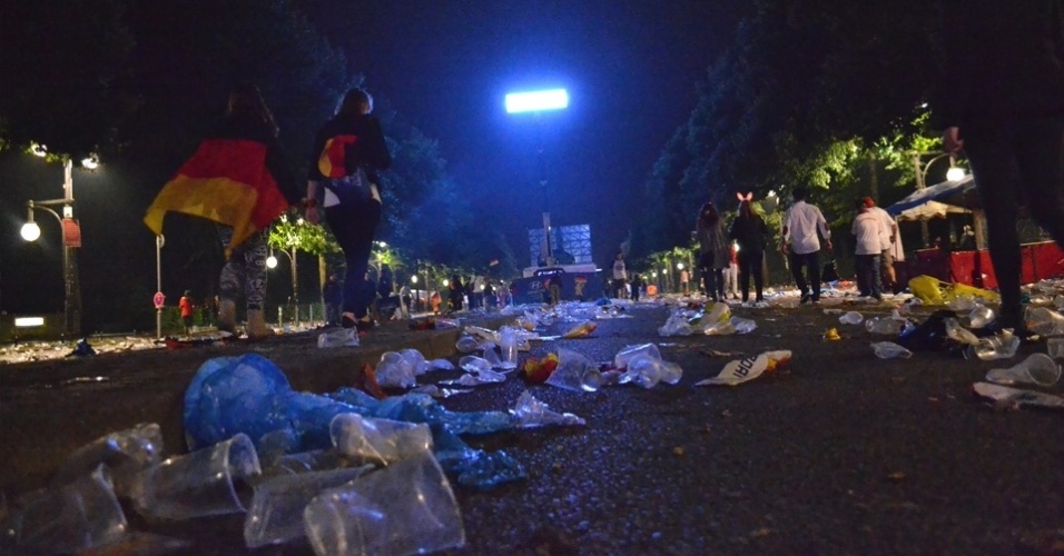 13.jul.2014 - Lixo e sujeira também tomaram as ruas da cidade. Muitos 'catadores' de garrafa ajudaram limpar, mas as ruas tinham um mar de copos de cerveja