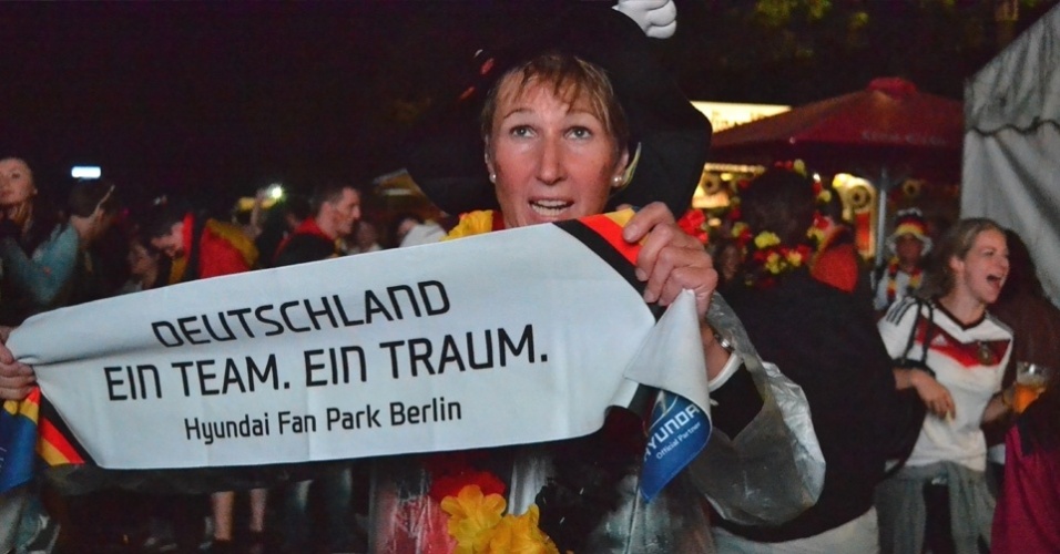13.jul.2014 - Torcedora segura faixa com "Alemanha: um time, um sonho"