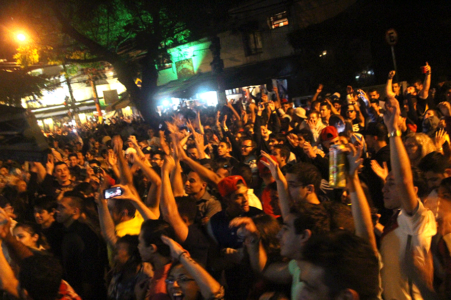 13.jul.2014 - Torcedores acompanham a decisão da Copa de 2014 em ruas da Vila Madalena, bairro boêmio de São Paulo