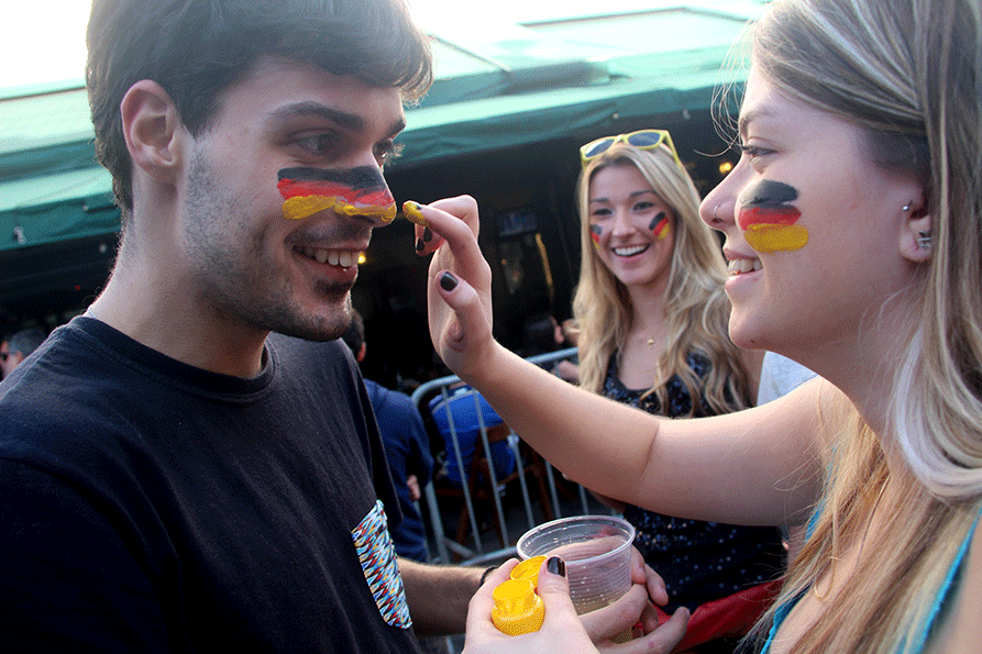 13.jul.2014 - Torcedores pintam rosto com as cores da bandeira da Alemanha para acompanhar a decisão da Copa do Mundo em São Paulo