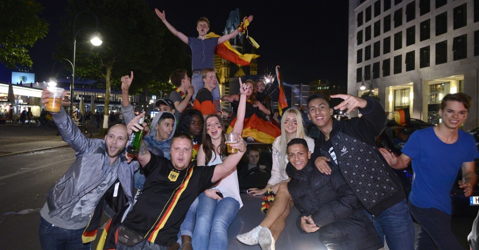14.jul.2014 - Alemães fizeram muita festa em Berlim após a conquista da Copa do Mundo