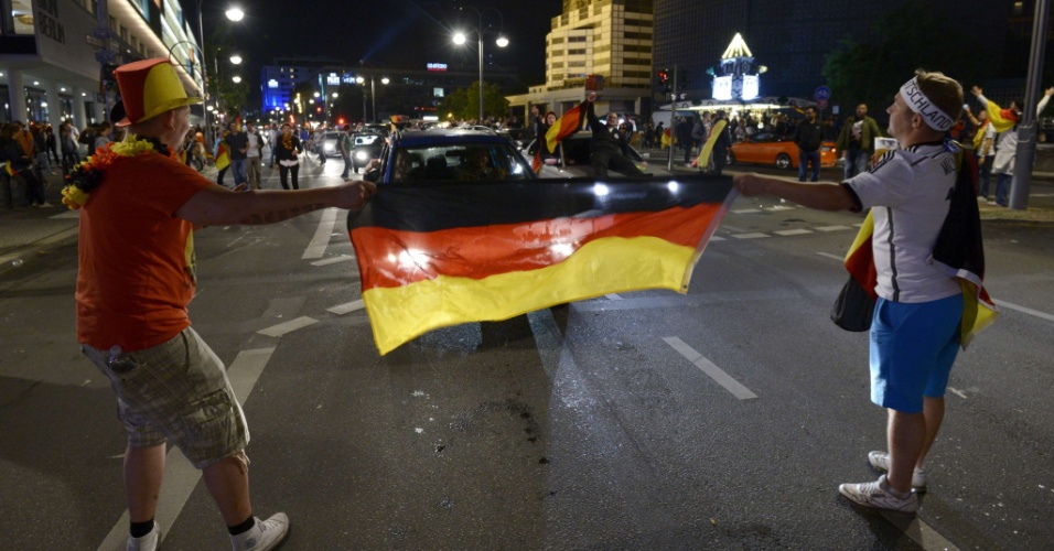 14.jul.2014 - Torcedores lotaram as ruas de Berlim para comemorar o tetra da Alemanha na Copa do Mundo