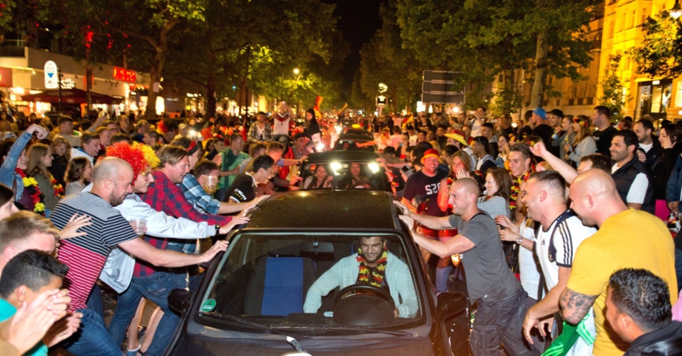 14.jul.2014 - Torcedores lotaram as ruas de Berlim para comemorar o tetra da Alemanha na Copa do Mundo
