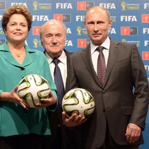 Vladimir Putin (à dir.) posa ao lado de Joseph Blatter, da Fifa, e da presidente Dilma Rousseff: o líder russo já admitiu não ser fã de futebol