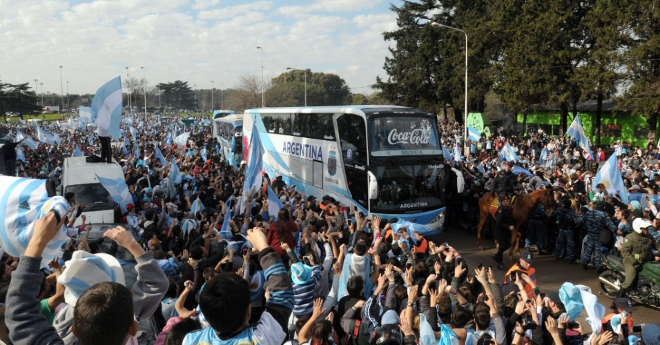 Multidão toma rua na Argentina para recepcionar os vice-campeões mundiais