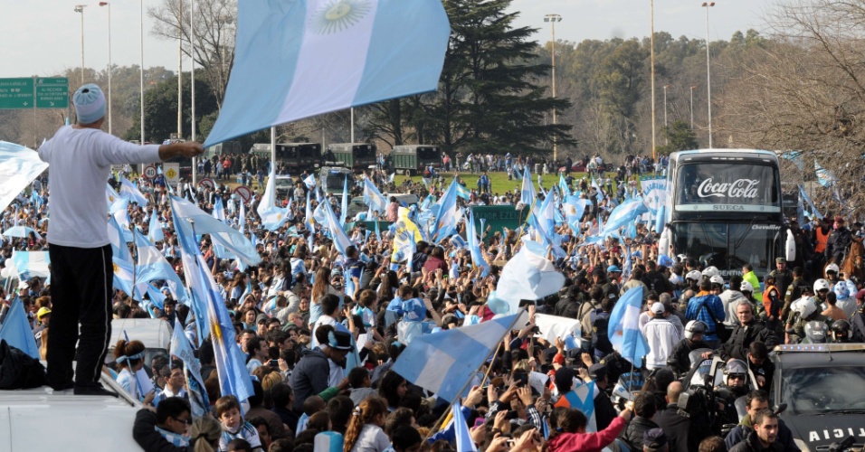 Multidão toma rua na Argentina para recepcionar os vice-campeões mundiais