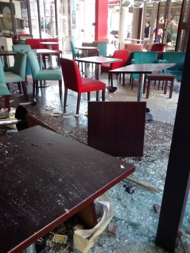 Restaurante na Av. 9 de Julho, em Buenos Aires,  foi depredado depois da derrota da Argentina para a Alemanha