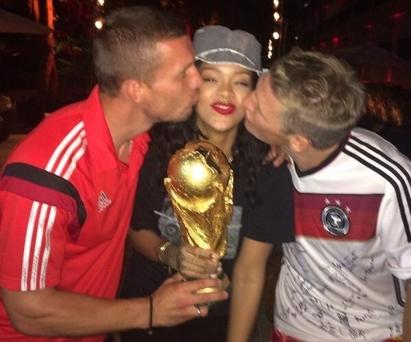 Rihanna ganha beijos de Podolski e Schweinsteiger durante comemoração