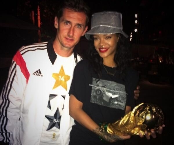 Rihanna segura a taça da Copa do Mundo e posa para foto com Klose, o maior artilheiro da história do torneio