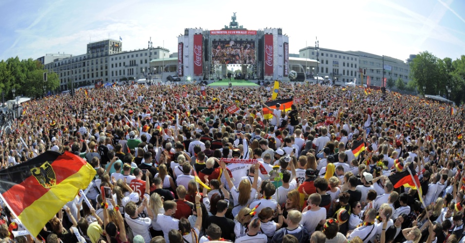 Multidão aguarda a chegada dos jogadores da Alemanha para a comemoração do tetracampeonato mundial
