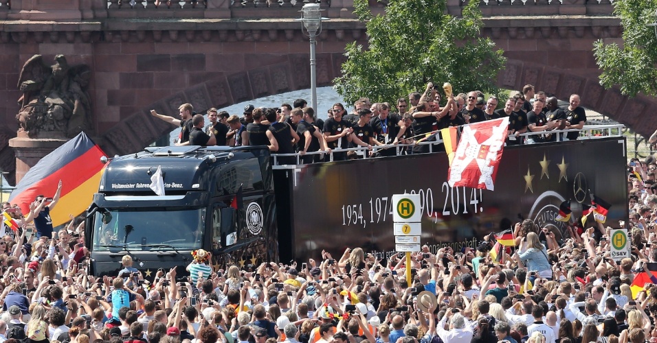 Torcedores fazem festa durante passagem do ônibus com os jogadores da seleção da Alemanha