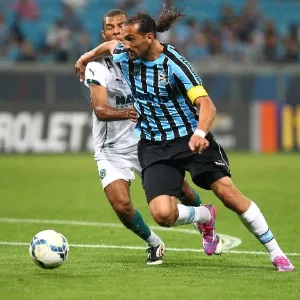 16.jul.2014 - Barcos tenta se livrar da marcação em ataque do Grêmio na partida contra o Goiás pela 10ª rodada do Campeonato Brasileiro - LUCAS UEBEL/GREMIO FBPA