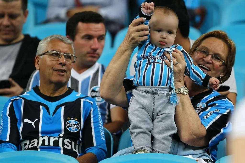 16.jul.2014 - Jovem torcedor do Grêmio faz o gesto do 'pirata' Barcos nas arquibancadas da Arena do Grêmio durante jogo contra o Goiás pela 10ª rodada do Brasileiro - LUCAS UEBEL/GREMIO FBPA
