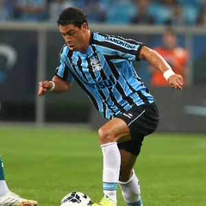 16.jul.2014 - Meia do Grêmio, Giuliano tenta o drible para cima de David, do Goiás, em duelo da 10ª rodada do Campeonato Brasileiro - LUCAS UEBEL/GREMIO FBPA
