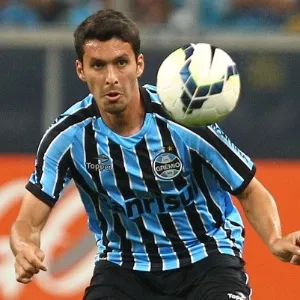 16.jul.2014 - Meia Riveros domina a bola durante jogo do Grêmio contra o Goiás pelo Campeonato Brasileiro - LUCAS UEBEL/GREMIO FBPA