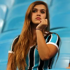 16.jul.2014 - Torcedora gremista fica apreensiva nas arquibancadas da Arena do Grêmio durante o jogo contra o Goiás, pelo Brasileirão - LUCAS UEBEL/GREMIO FBPA