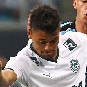 16.jul.2014 - Valmir Lucas, do Goiás, tenta escapar da marcação de Giuliano, meia do Grêmio em disputa válida pela 10ª rodada do Brasileiro - LUCAS UEBEL/GREMIO FBPA