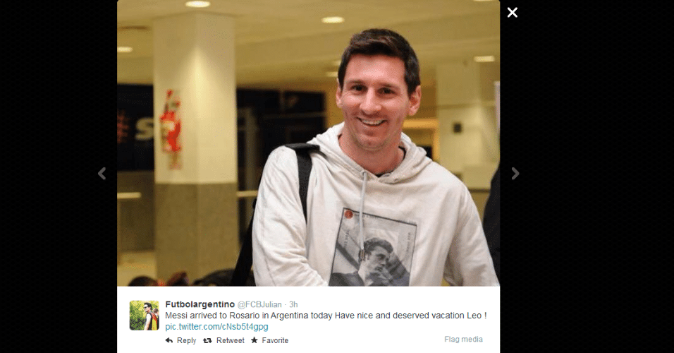 Messi chega sorridente para férias em Rosário, na Argentina
