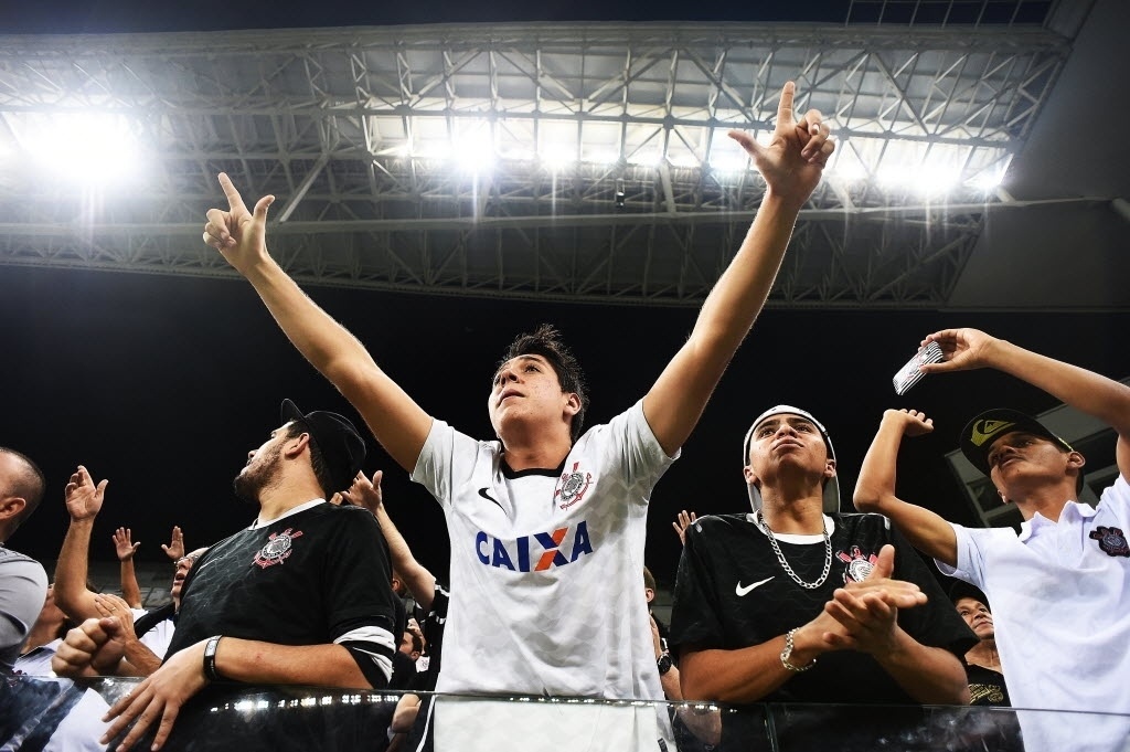 Corintianos apoiam sua equipe nas arquibancadas do Itaquerão antes do jogo com o Inter (17.jul.2014) - Reinaldo Canato/UOL
