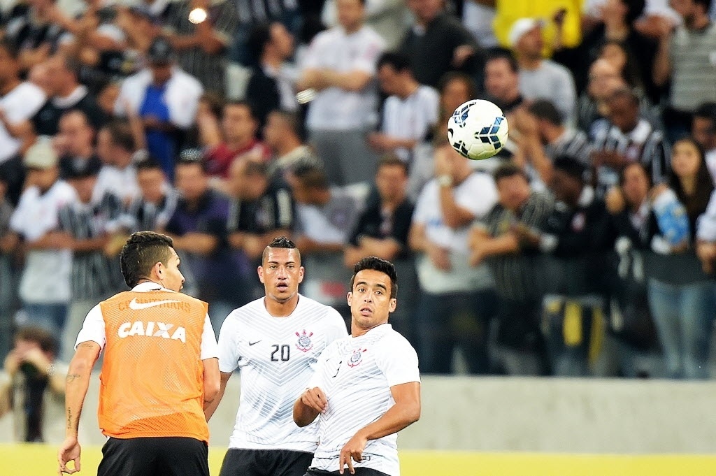 Petros, Ralf e Jadson realizam aquecimento antes do jogo contra o Inter (17.jul.2014) - Reinaldo Canato/UOL