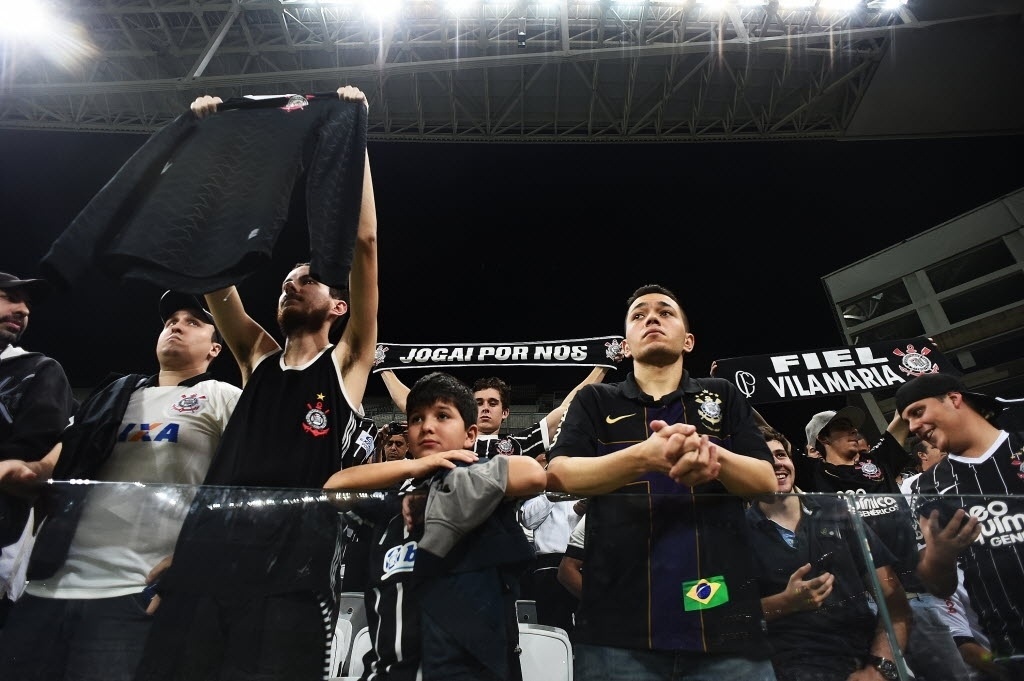 Torcedores do Corinthians aguardam o início da partida contra o Inter pela 10ª rodada do Brasileiro (17.jul.2014) - Reinaldo Canato/UOL