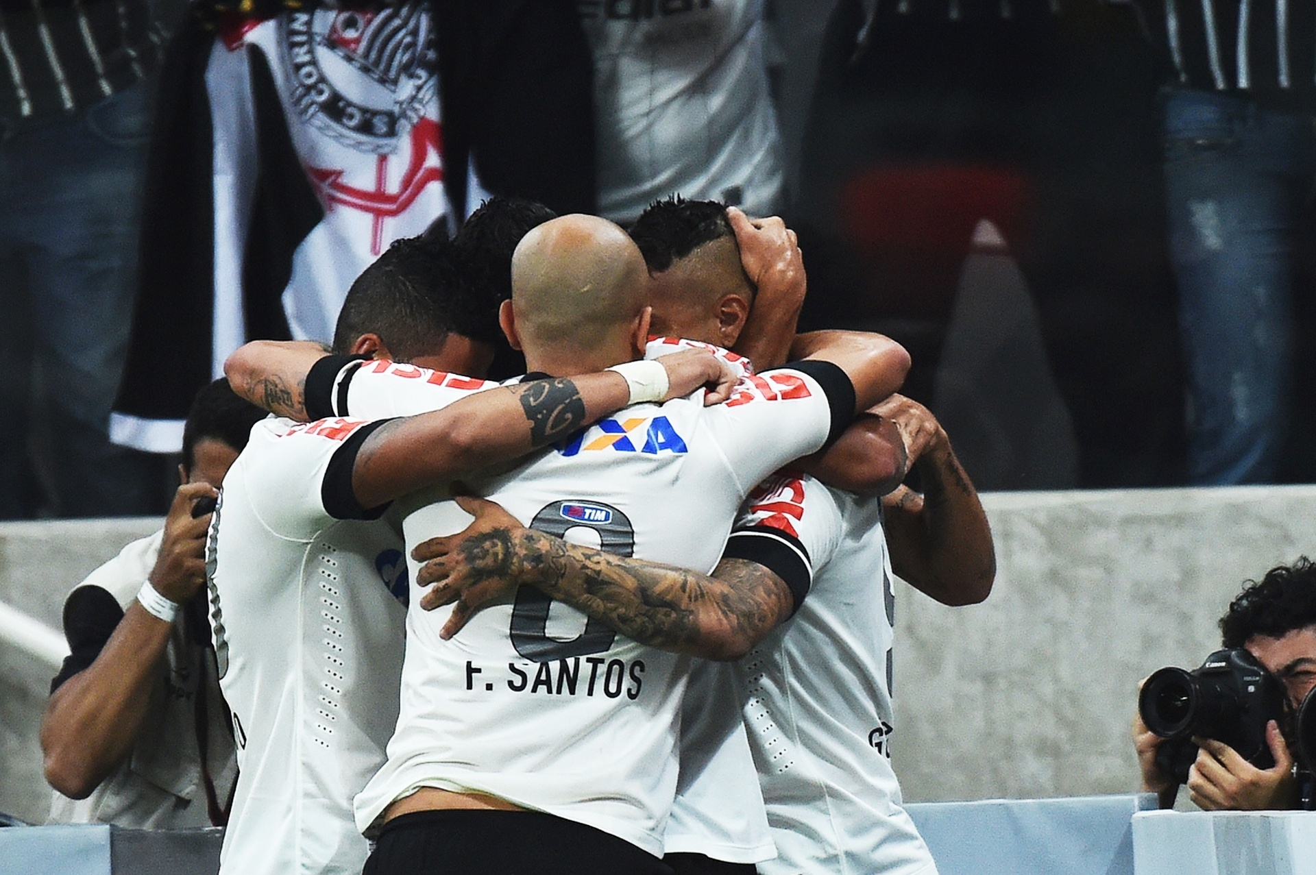 Jogadores do Corinthians abraçam Guerrero após ele abrir o placar contra o Inter (17.jul.2014) - Reinaldo Canato/UOL
