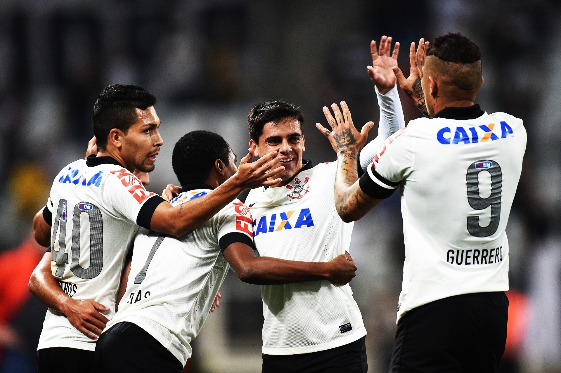 Jogadores do Corinthians cumprimentam Fagner após ele marcar o segundo do Corinthians (17.ujl.2014) - Reinaldo Canato/UOL