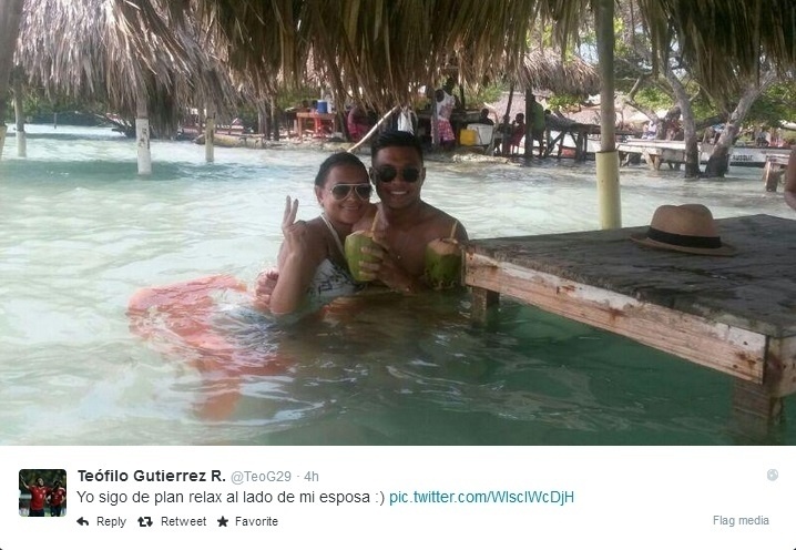 Atacante da Colômbia Téofilo Guitérrez aproveitou o calor com sua namorada