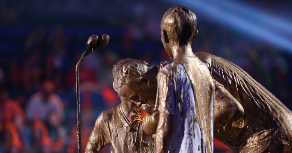 David Beckham e seus filhos tomam banho de ouro em evento nos EUA