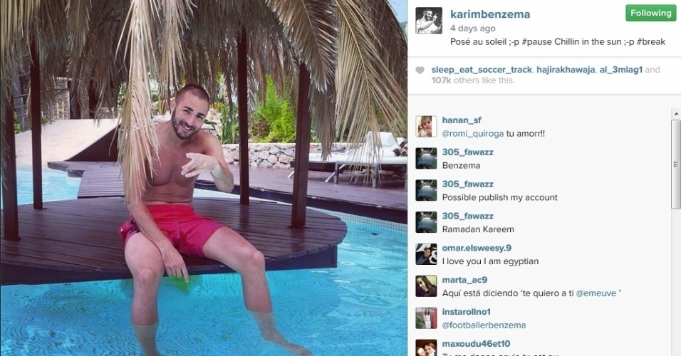 Francês Benzema aproveita o calor das férias na piscina