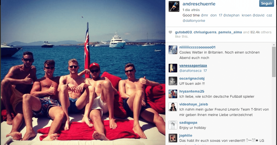 O alemão André Schürrle publicou uma foto ao lado dos amigos em um barco
