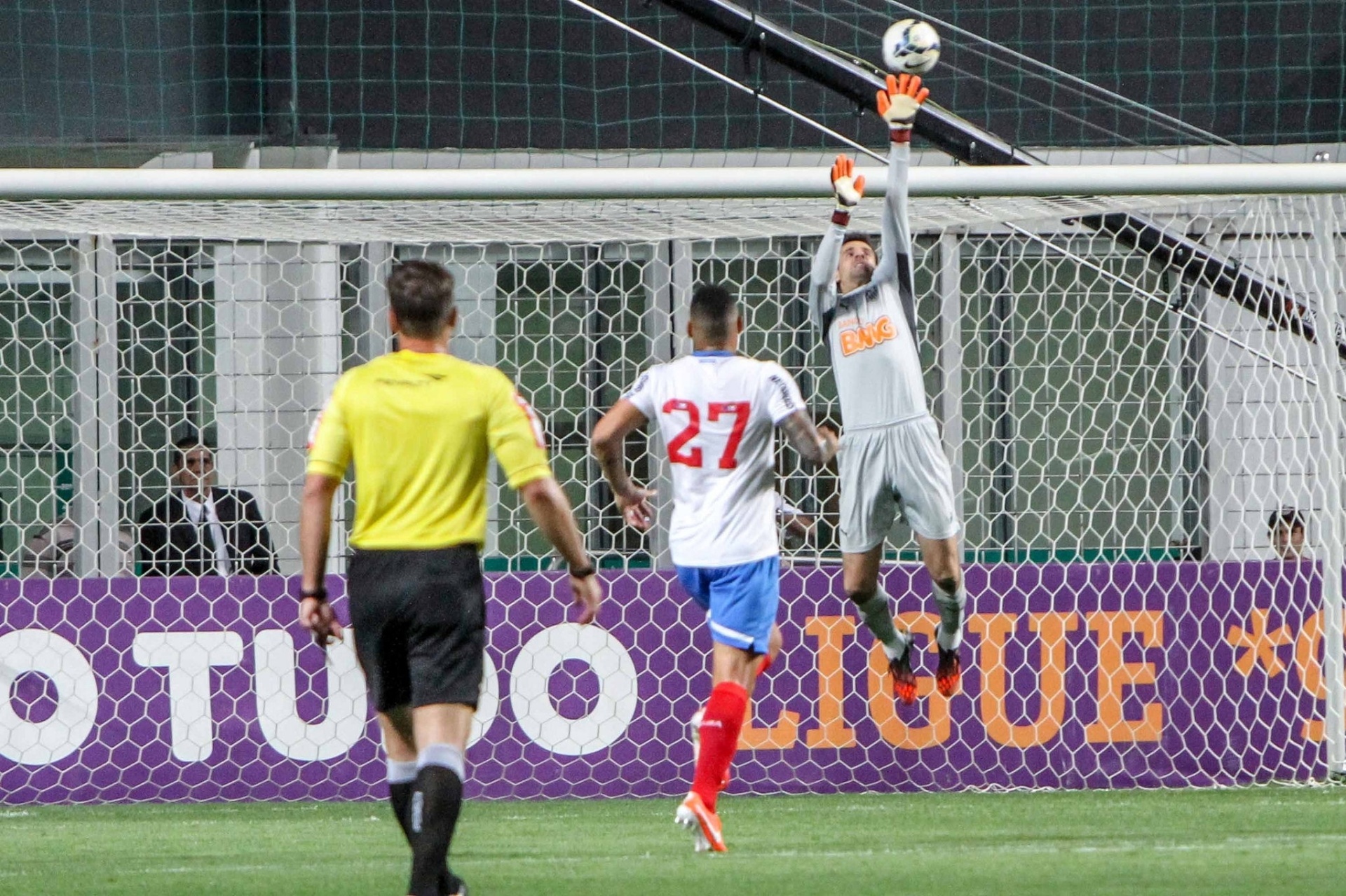 Goleiro Victor sobe e faz defesa durante jogo contra o Bahia no Independência - Bruno Cantini/Flickr/Atlético-MG