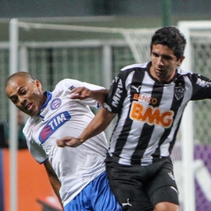 Guilherme sofre para fugir da marcação do Bahia durante jogo válido pelo Brasileiro - Bruno Cantini/Flickr/Atlético-MG