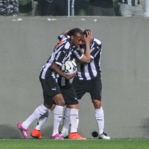 Luan é abraçado por companheiros após marcar o de empate do Atlético-MG contra o Bahia - Bruno Cantini/Flickr/Atlético-MG