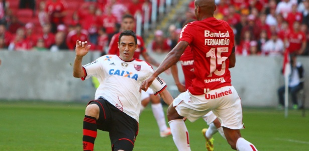 Chicão tenta cortar a bola em partida entre Flamengo e Inter no turno do Brasileiro - Lucas Uebel/Getty Images