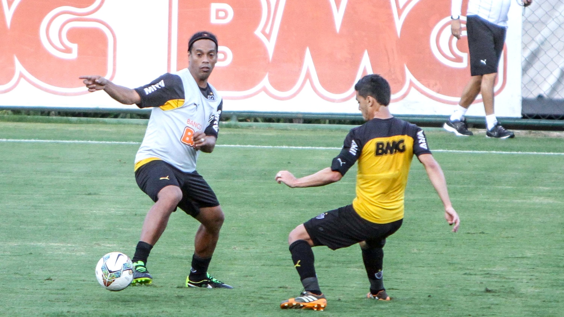 21 Jul. 2014 - Ronaldinho Gaúcho durante treino do Atlético-MG na Cidade do Galo